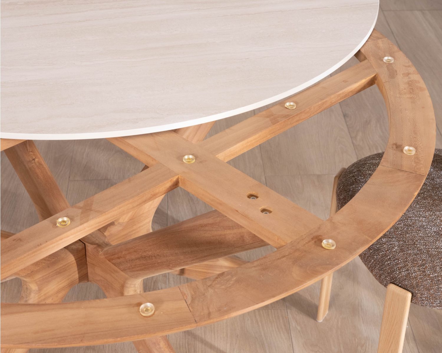 Table ronde intérieur ou extérieur 130 cm "Elsen" en teck massif plateau céramique effet travertin