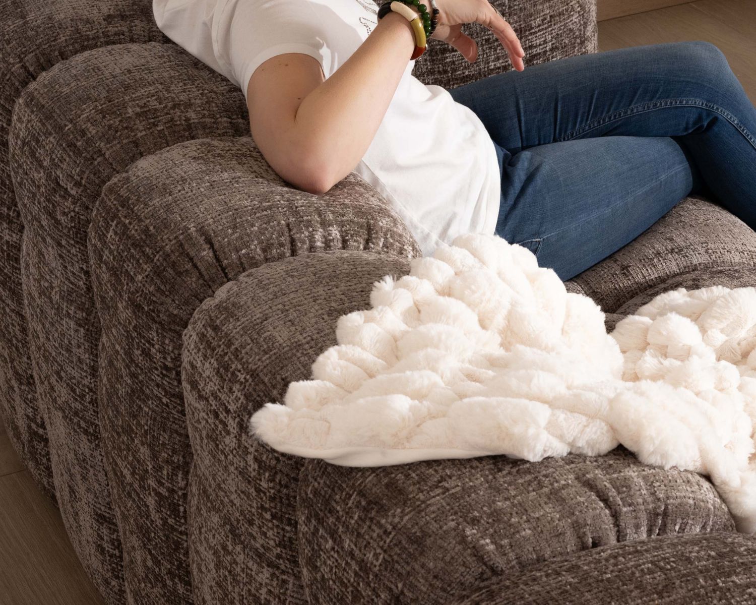 Canapé 3 places ultra-cosy en tissu velours gris cendré "Milow"