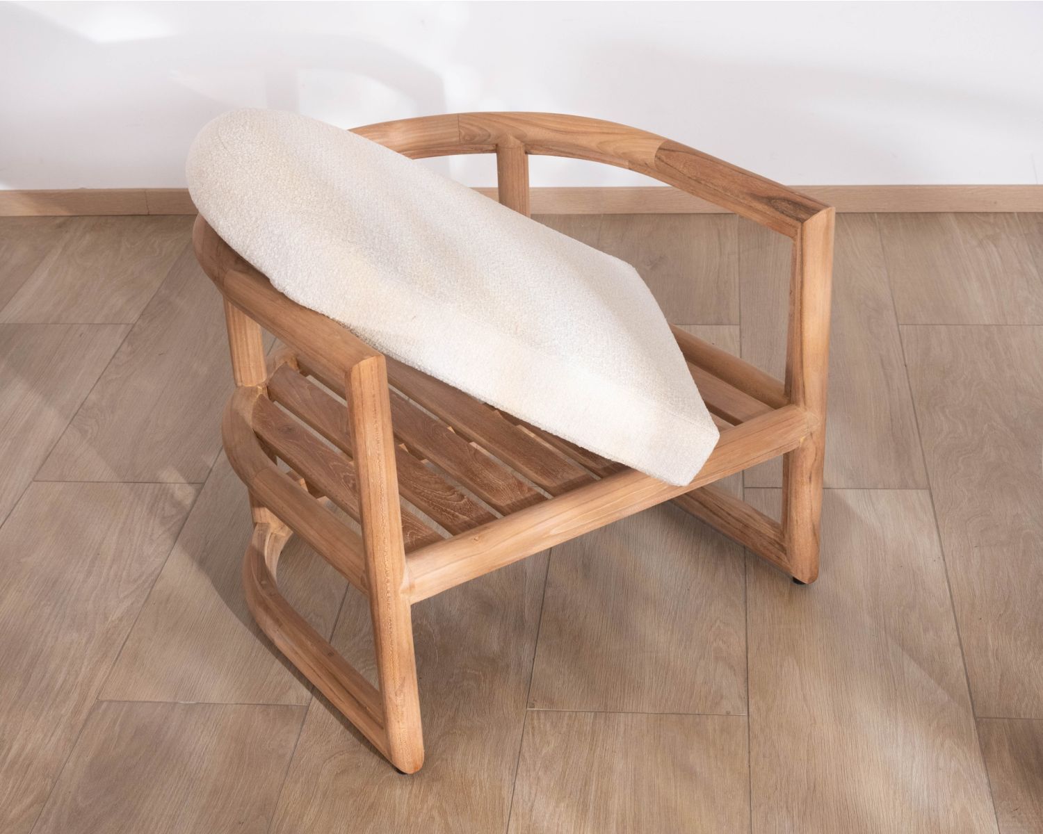 Fauteuil lounge en teck massif "Alizé" avec coussins bouclette écru – intérieur/extérieur