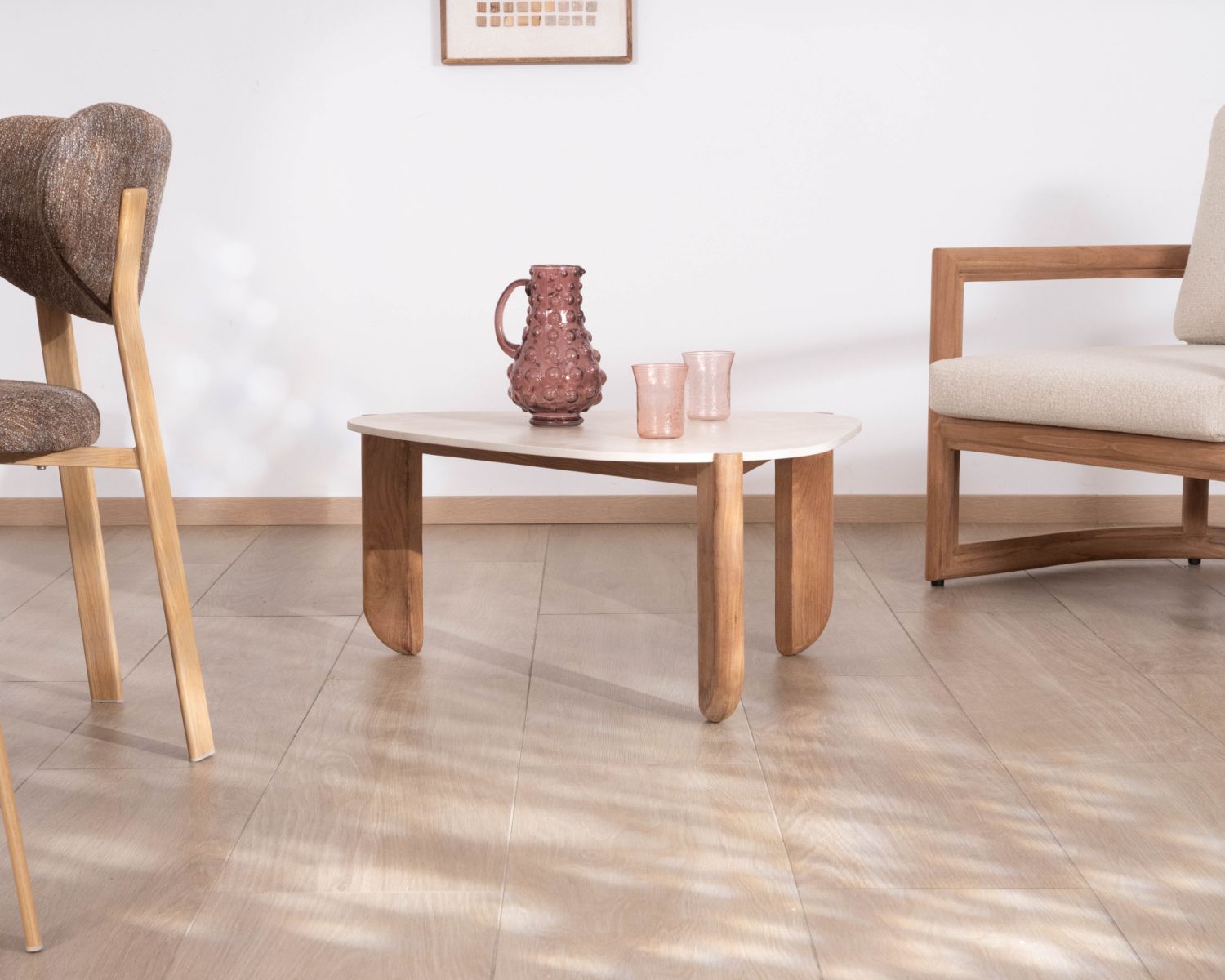 Grande table basse design organique intérieur / extérieur en teck massif et plateau céramique effet travertin "Osten"