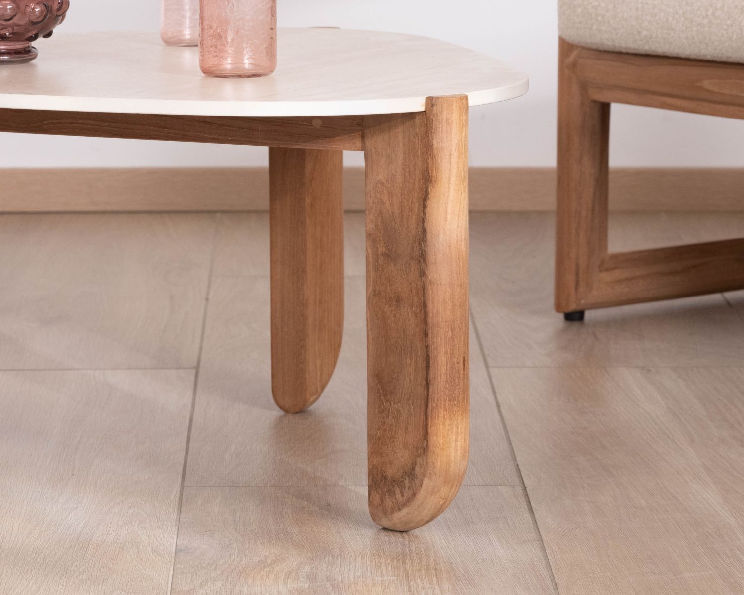 Grande table basse design organique intérieur / extérieur en teck massif et plateau céramique effet travertin "Osten"