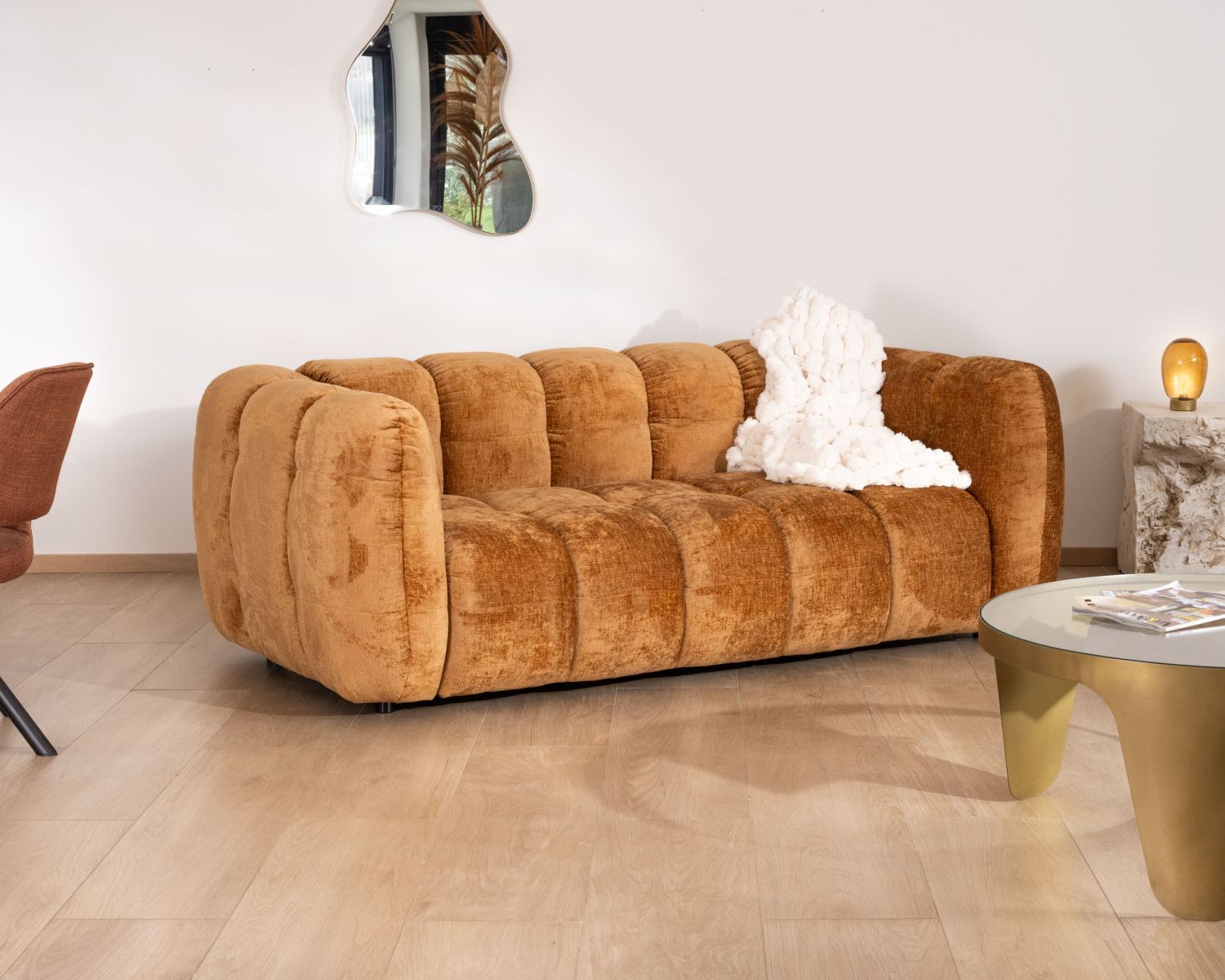 Canapé 3 places cocooning esprit rétro "Milow" en velours doux coloris ambré