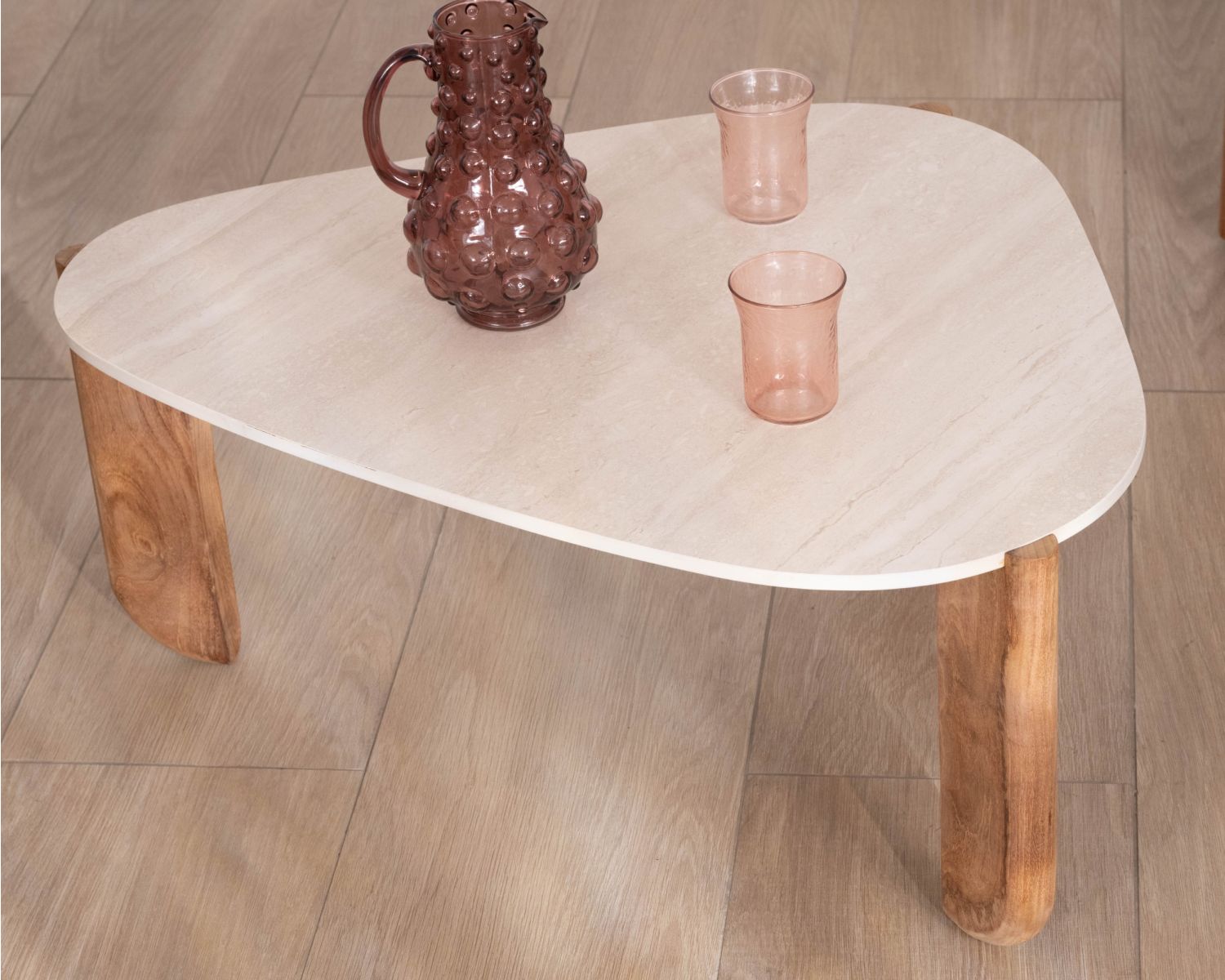 Grande table basse design organique intérieur / extérieur en teck massif et plateau céramique effet travertin "Osten"