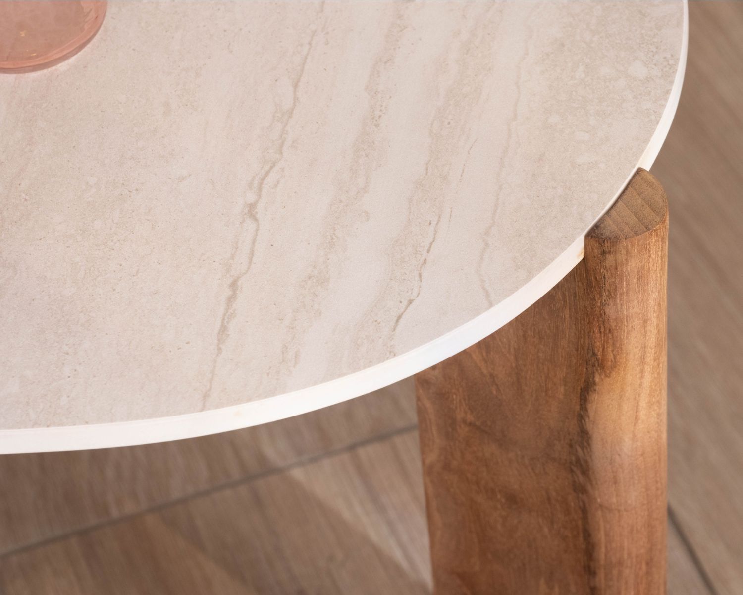 Grande table basse design organique intérieur / extérieur en teck massif et plateau céramique effet travertin "Osten"