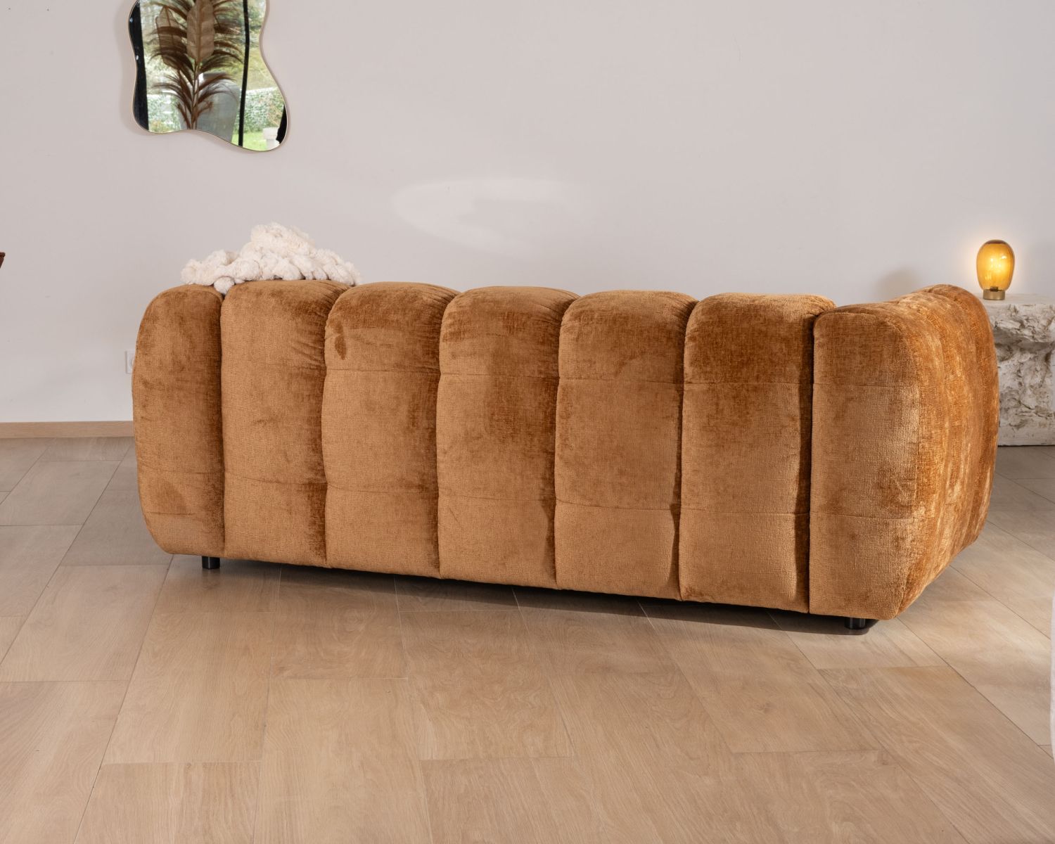 Canapé 3 places cocooning esprit rétro "Milow" en velours doux coloris ambré