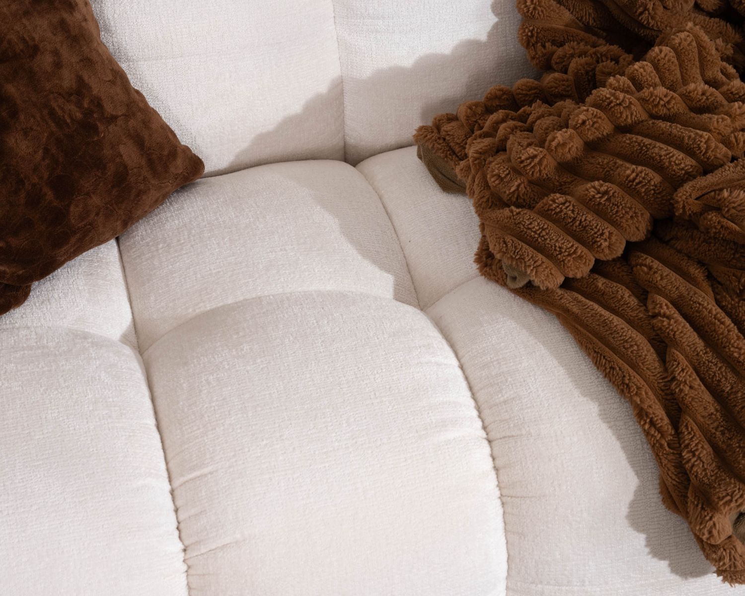 Canapé cocooning 3 places tissu bouclette blanc avec surpiqures "Milow"