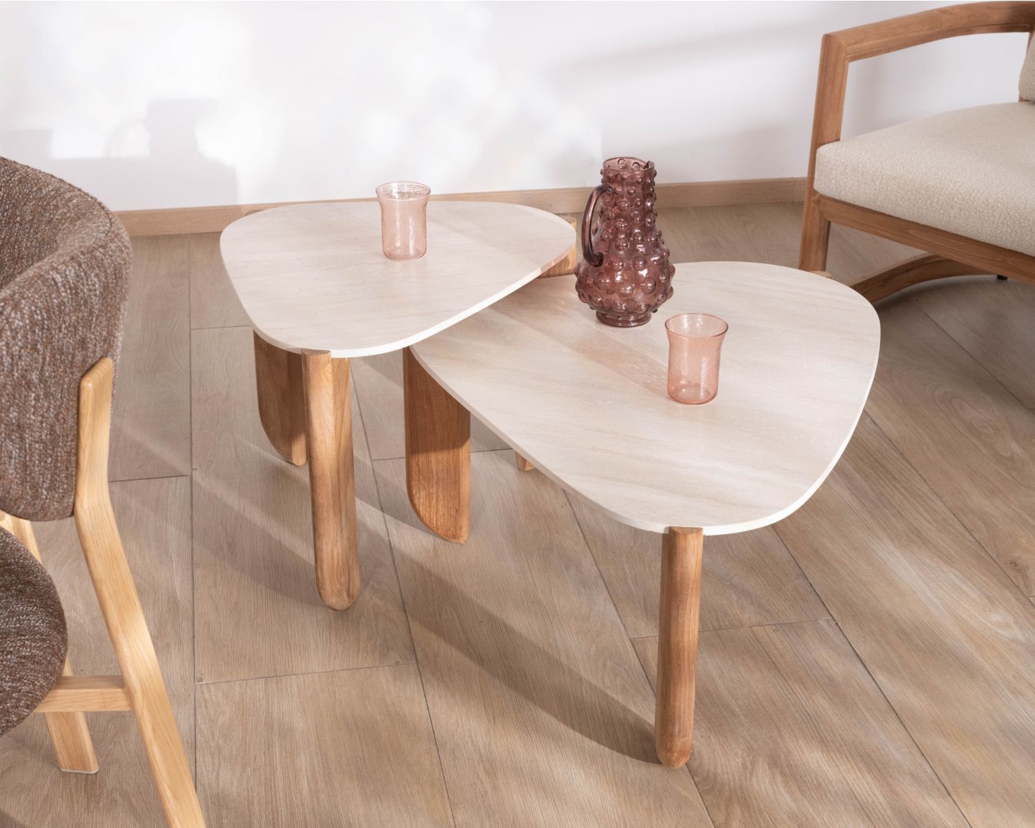 Table basse forme organique en teck massif et plateau céramique effet travertin "Osten"
