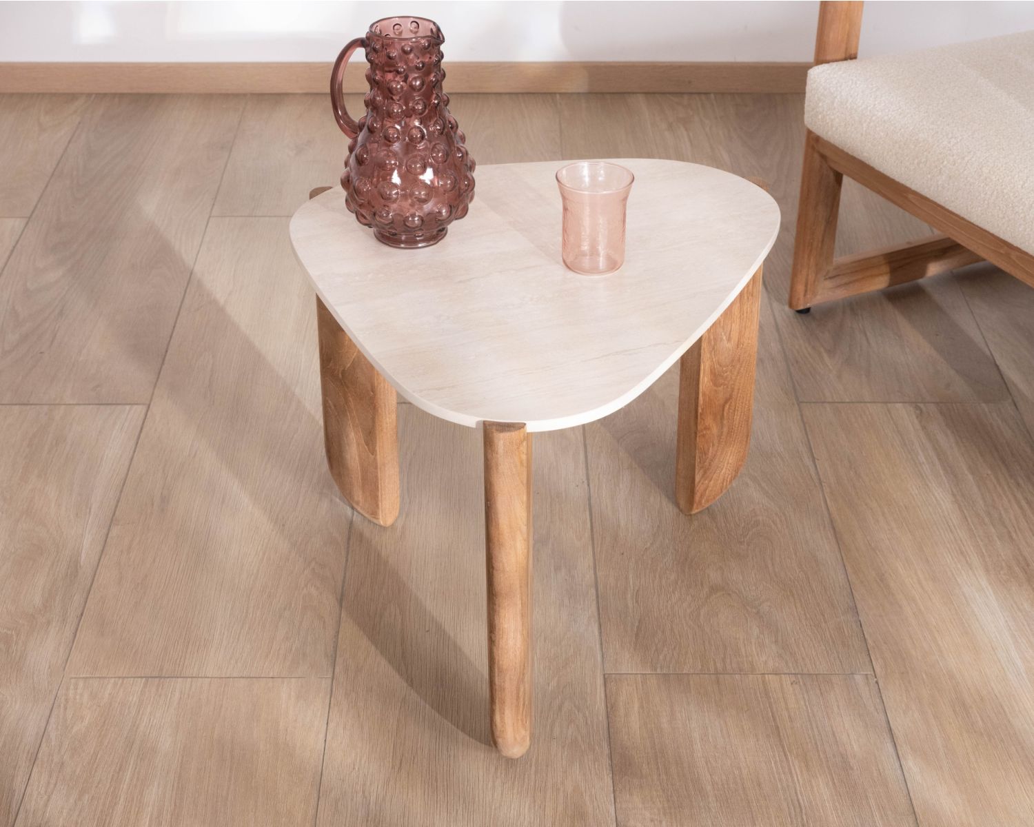 Table basse forme organique en teck massif et plateau céramique effet travertin "Osten"