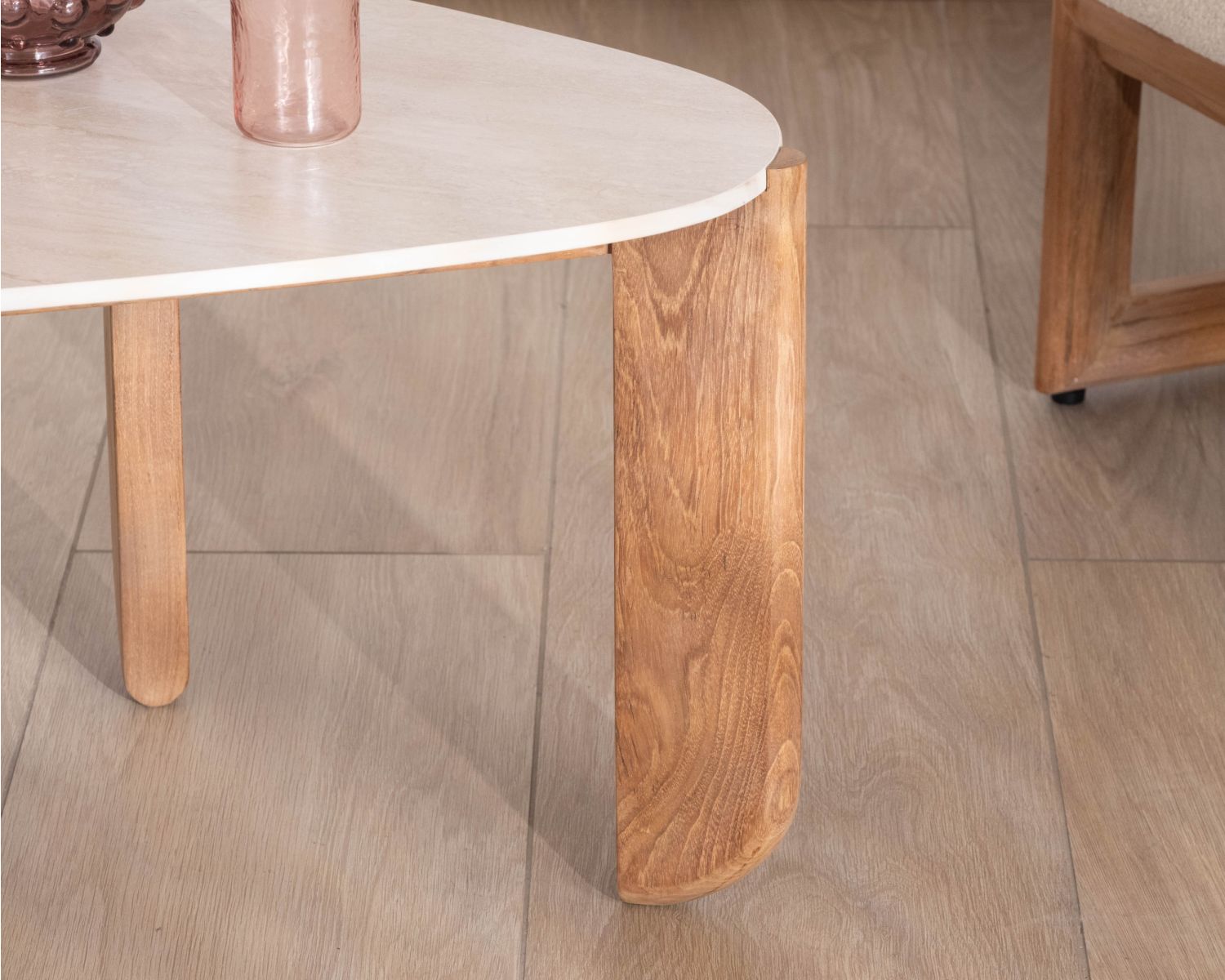 Table basse forme organique en teck massif et plateau céramique effet travertin "Osten"