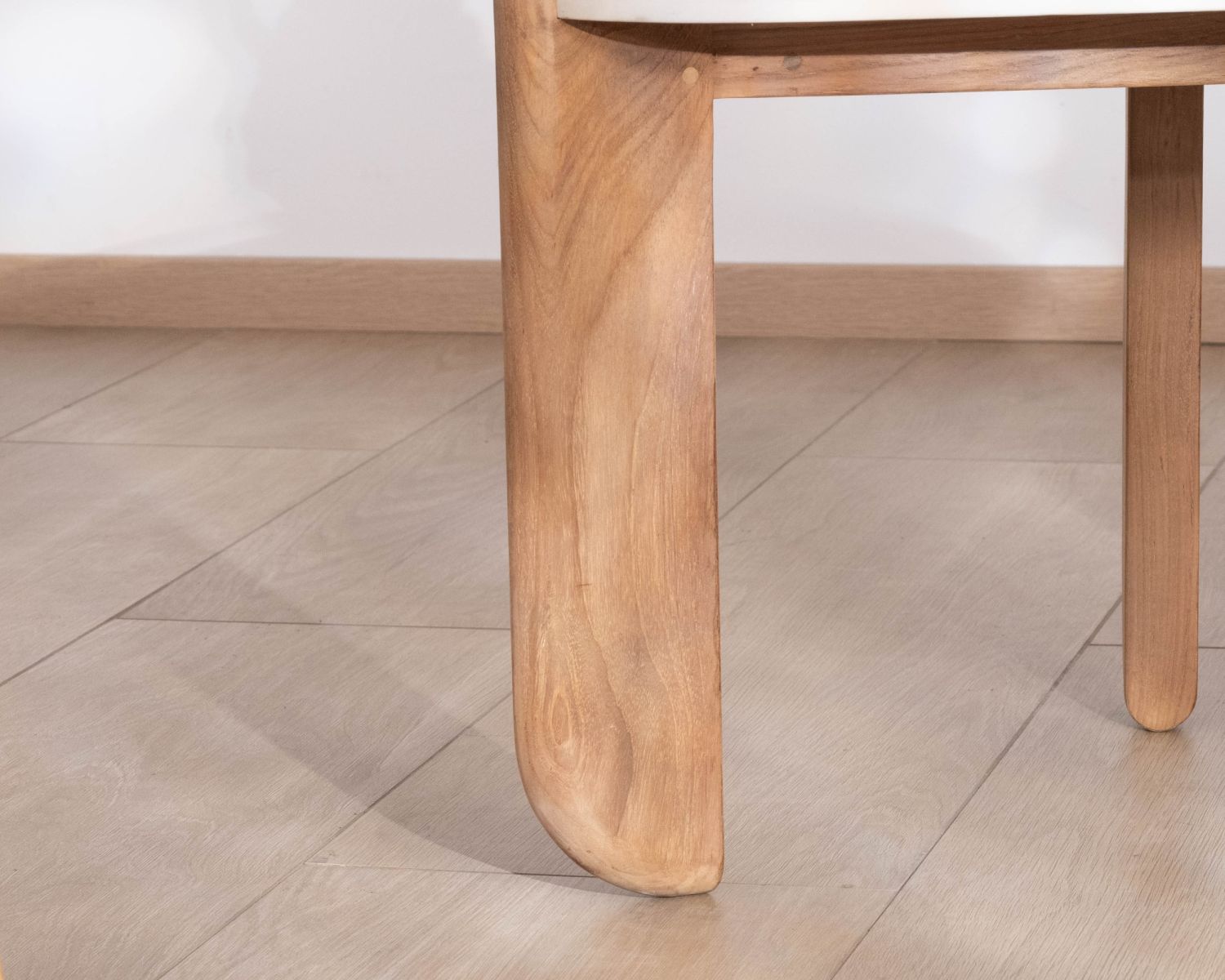 Table basse forme organique en teck massif et plateau céramique effet travertin "Osten"