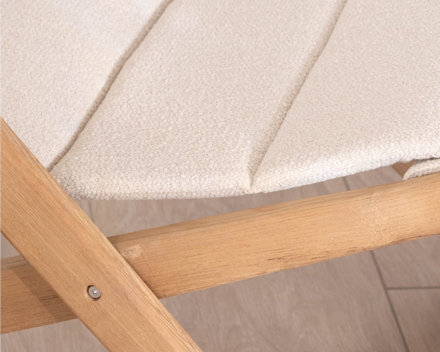 Chilienne matelassée en tissu bouclette écru et teck massif "Alizé" intérieur/extérieur