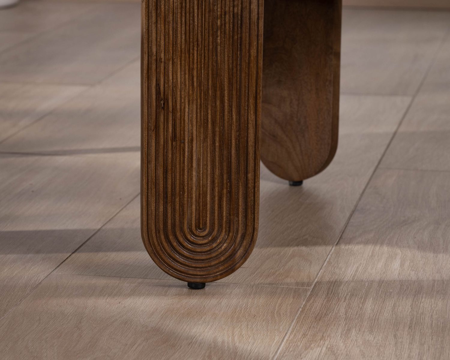 Table de salon ovale en manguier pieds cannelés "Loopie"