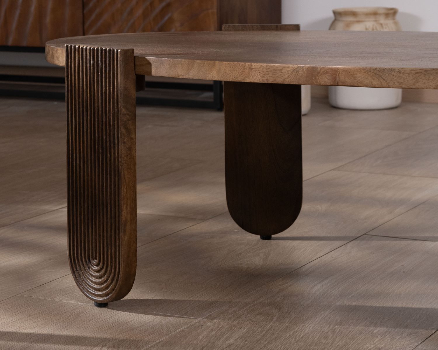 Table de salon ovale en manguier pieds cannelés "Loopie"