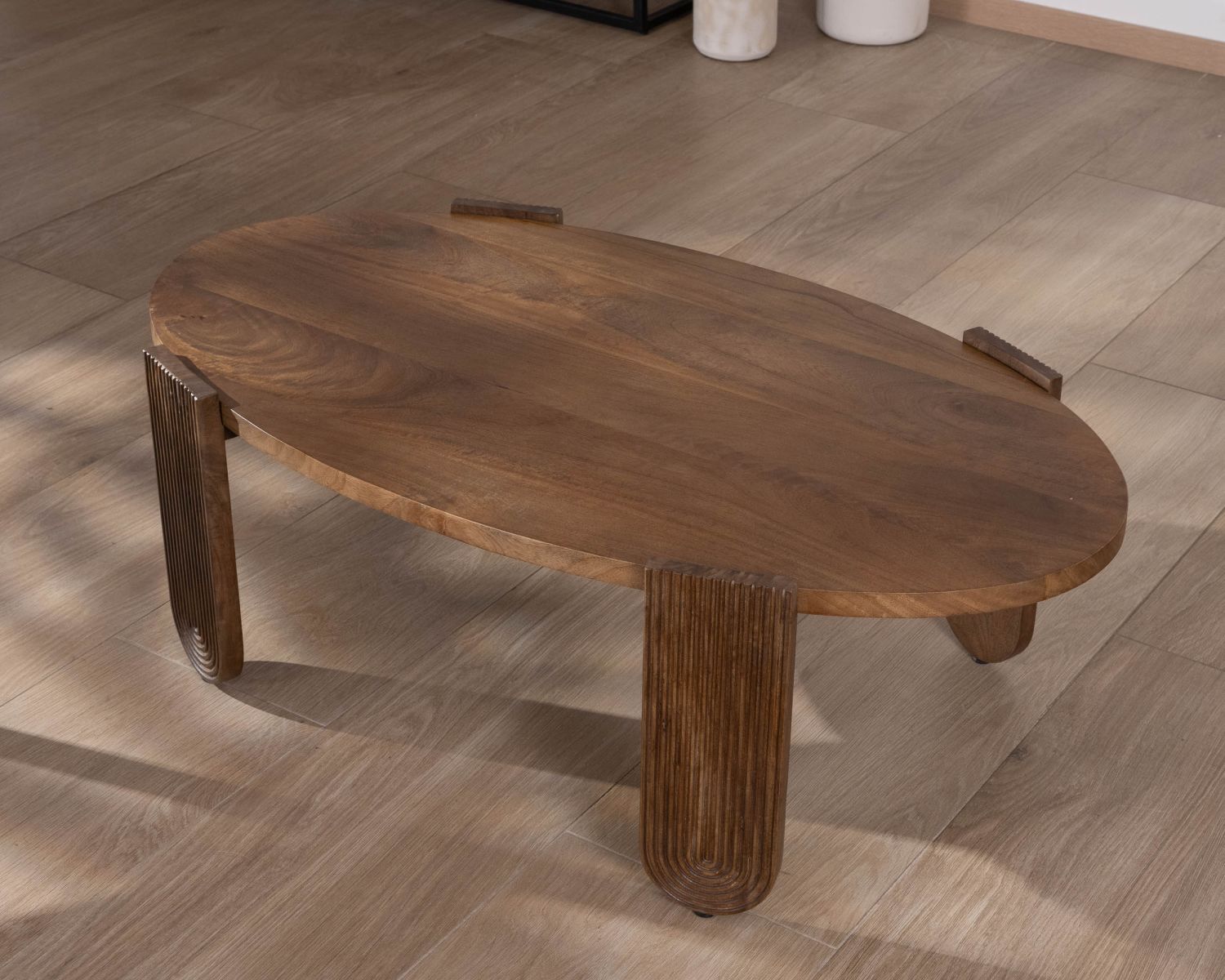 Table de salon ovale en manguier pieds cannelés "Loopie"