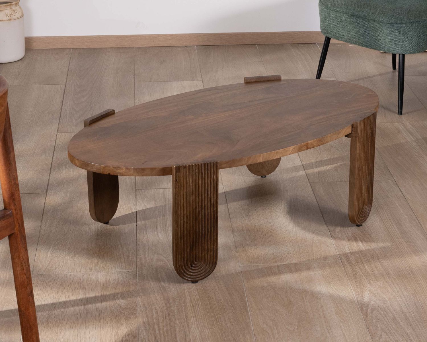 Table de salon ovale en manguier pieds cannelés "Loopie"