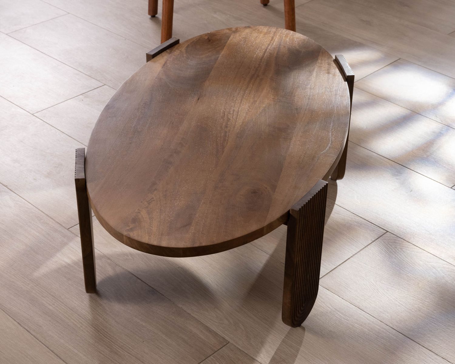 Table de salon ovale en manguier pieds cannelés "Loopie"