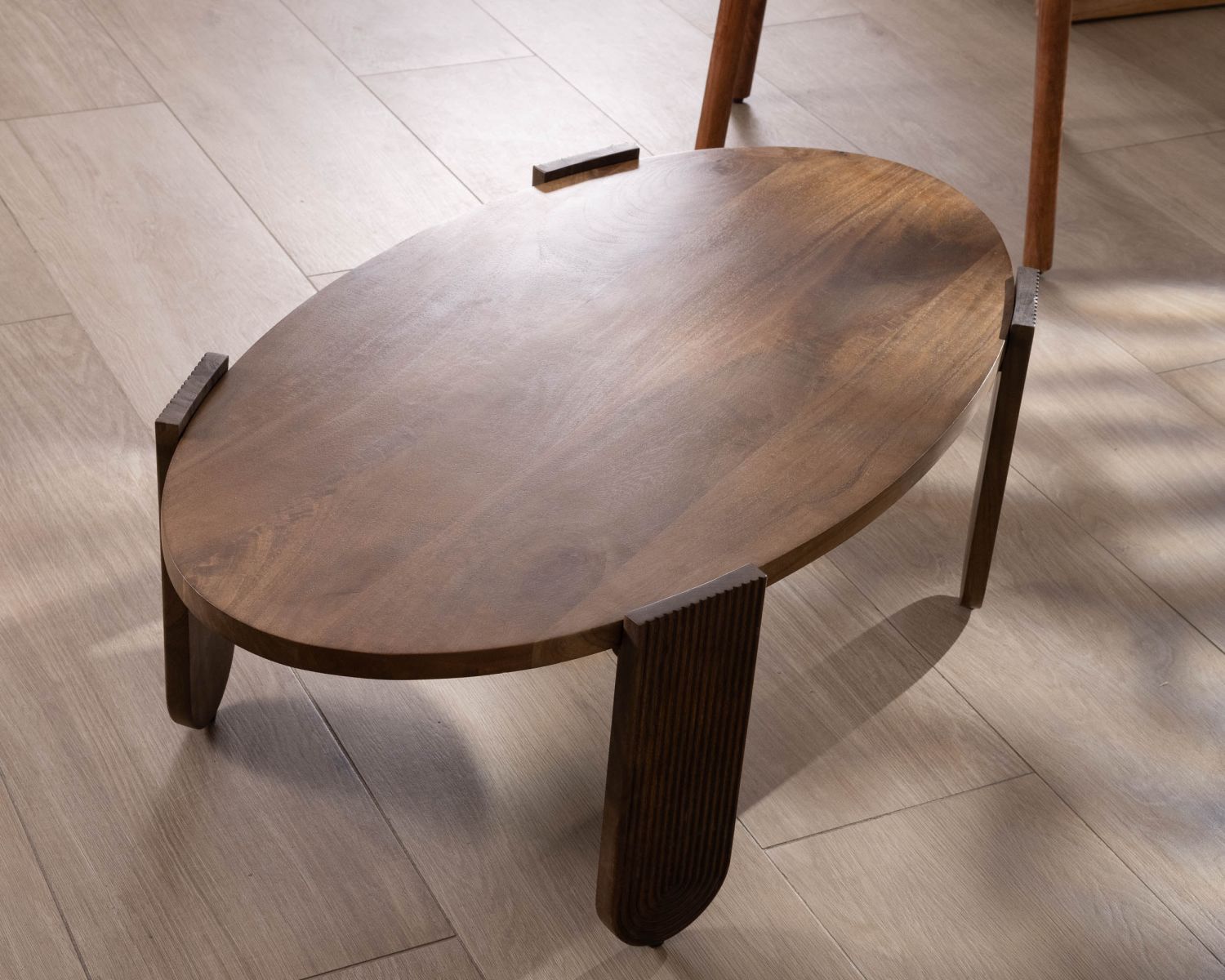 Table de salon ovale en manguier pieds cannelés "Loopie"