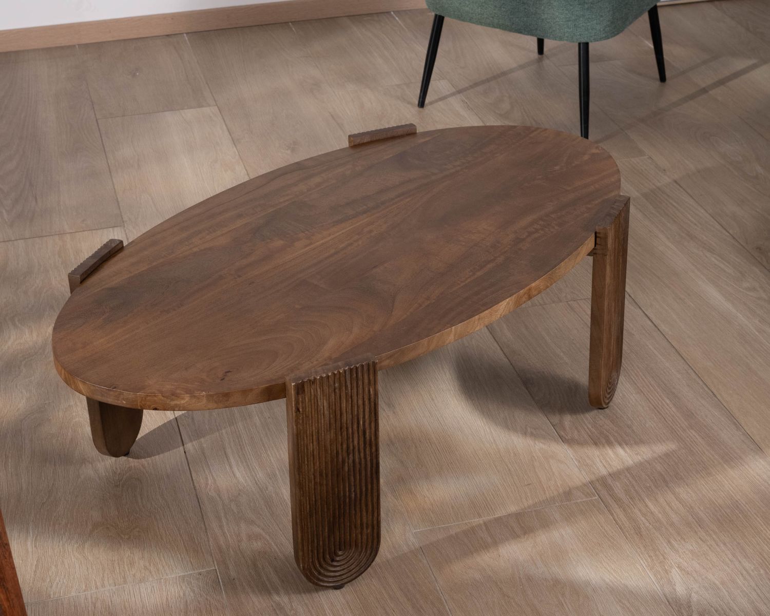 Table de salon ovale en manguier pieds cannelés "Loopie"