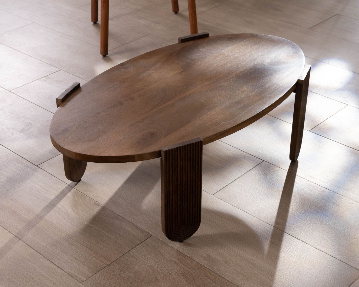 Table de salon ovale en manguier pieds cannelés "Loopie"