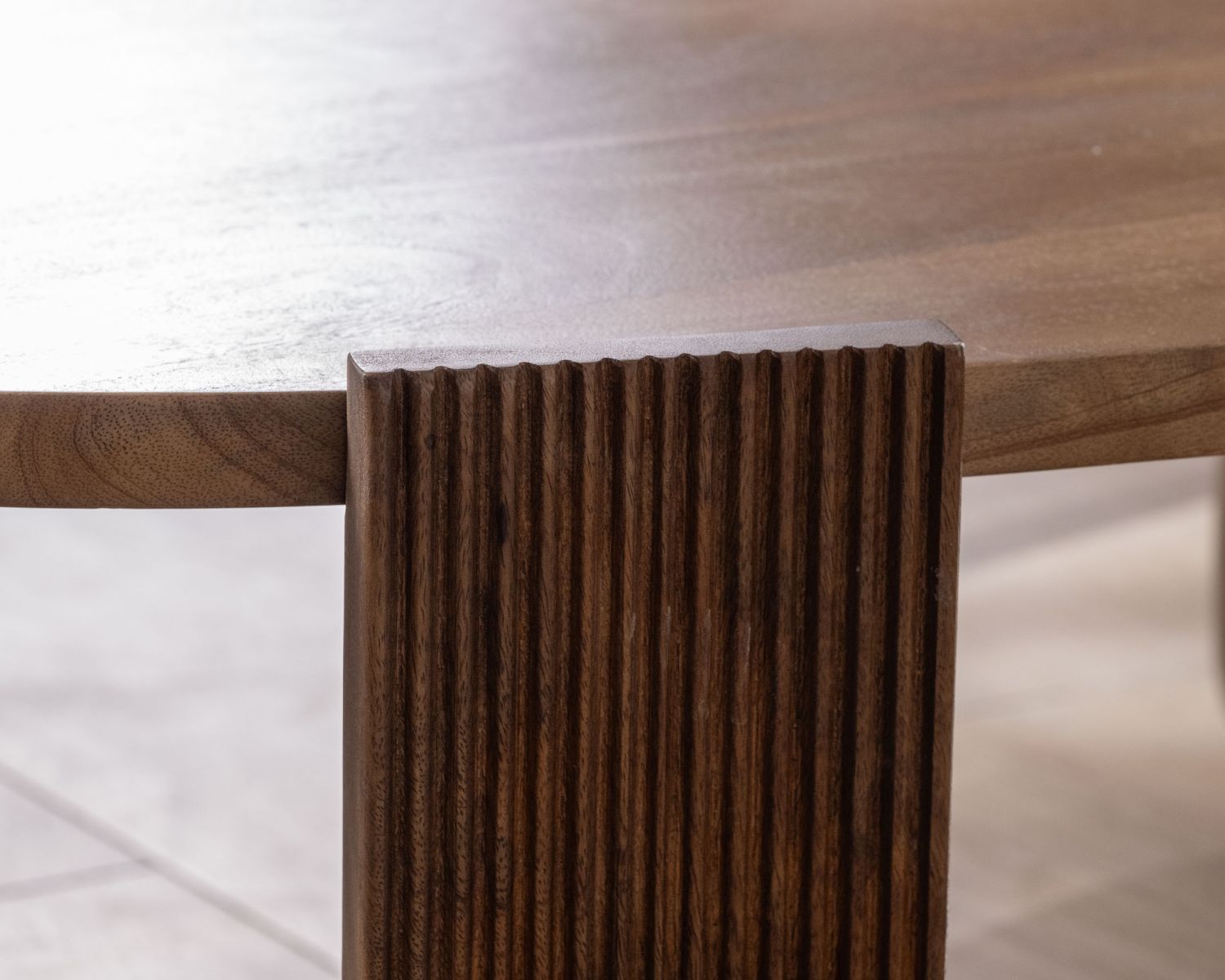 Table de salon ovale en manguier pieds cannelés "Loopie"