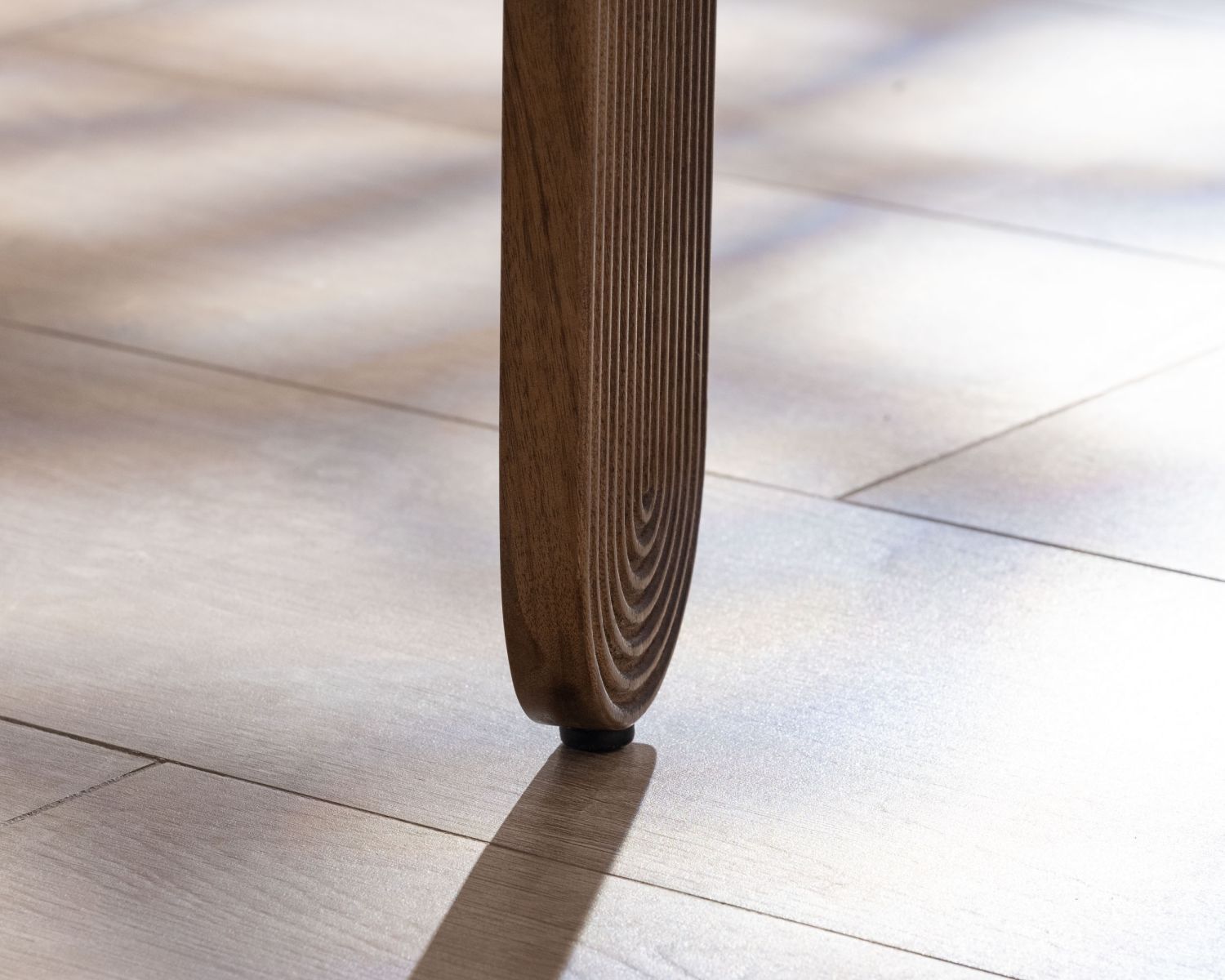 Table de salon ovale en manguier pieds cannelés "Loopie"