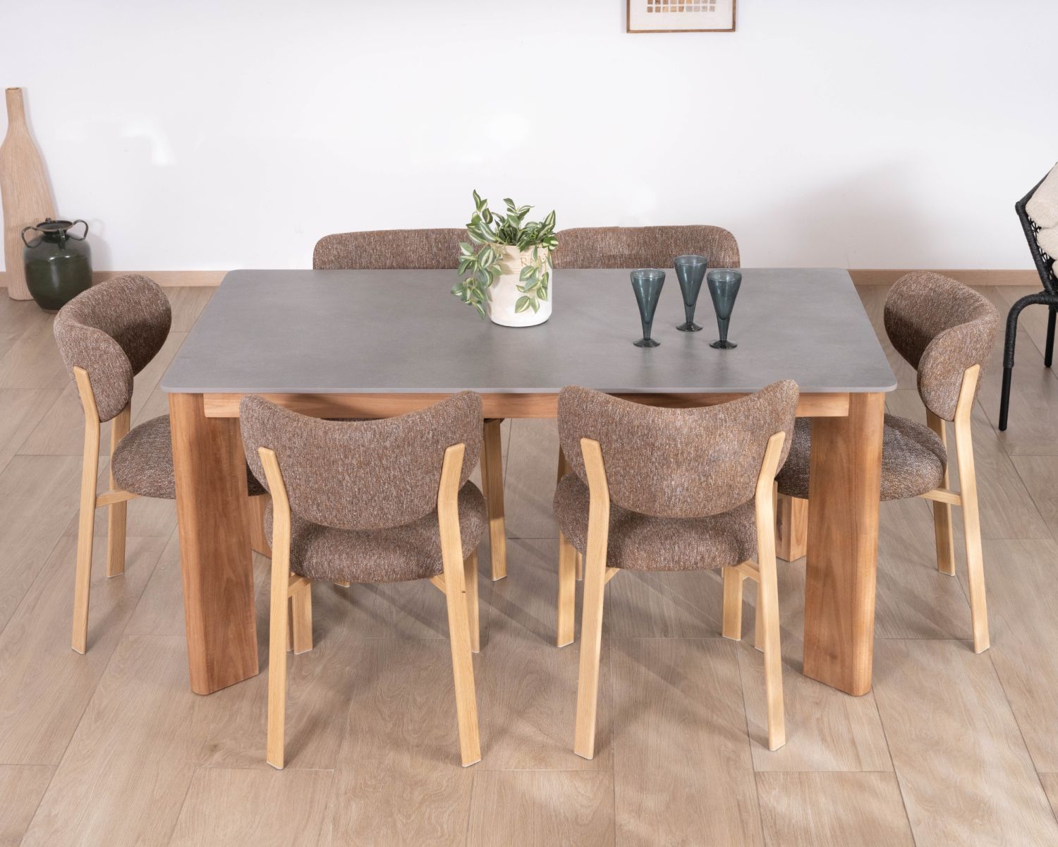 Table de repas 160 cm plateau céramique gris effet béton "Merik" en teck massif