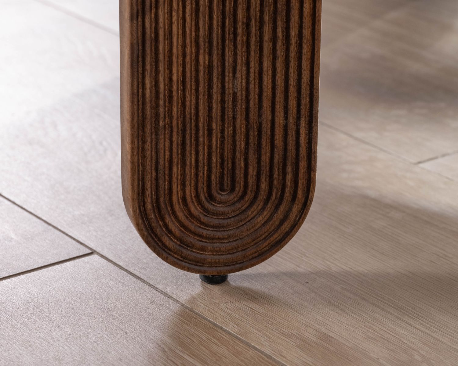 Table de salon ovale en manguier pieds cannelés "Loopie"