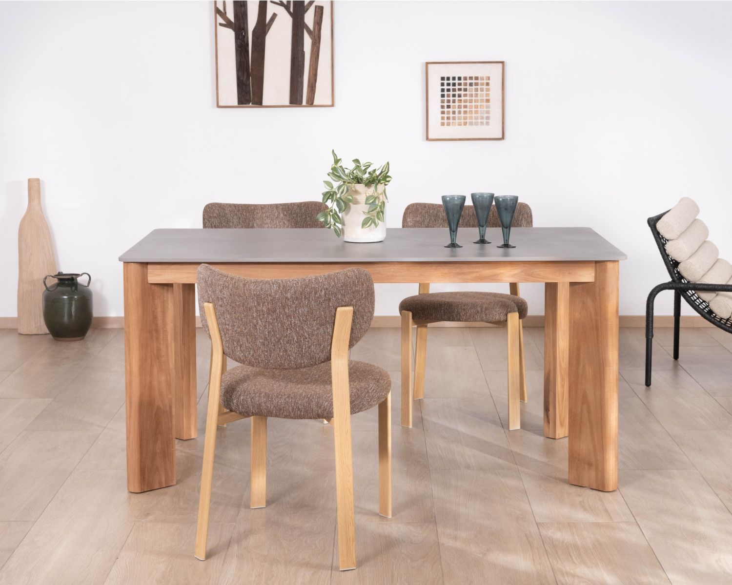Table de repas 160 cm plateau céramique gris effet béton "Merik" en teck massif