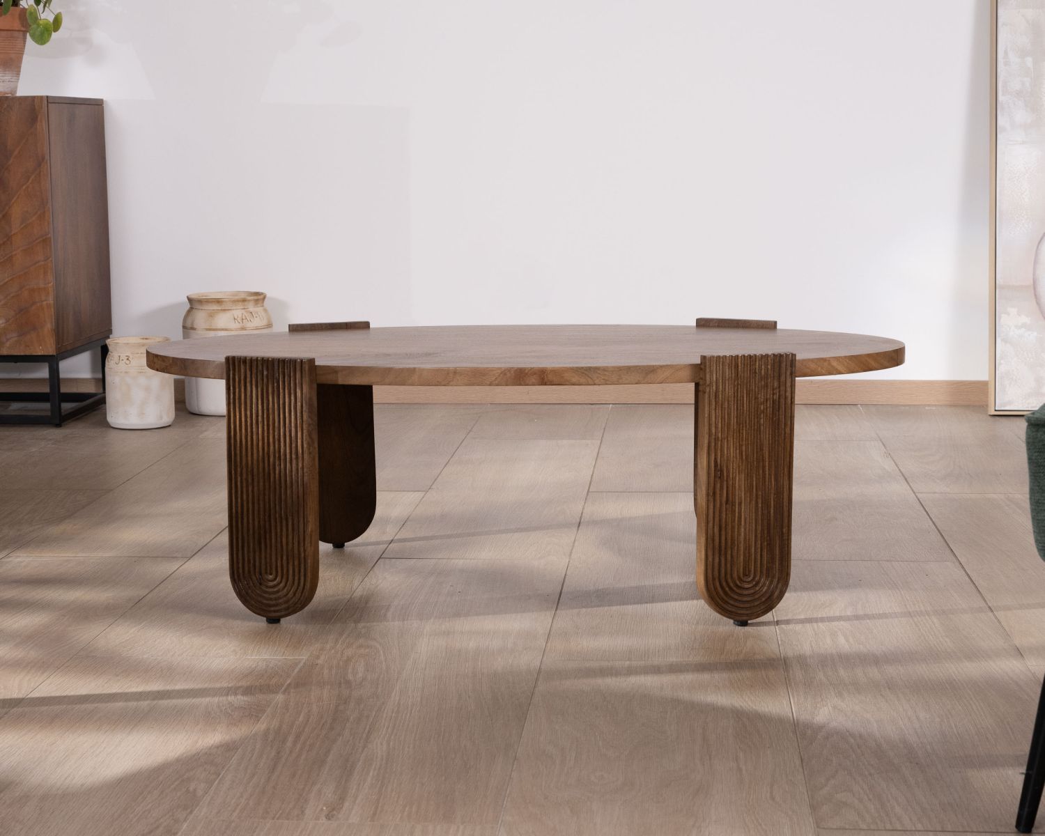 Table de salon ovale en manguier pieds cannelés "Loopie"