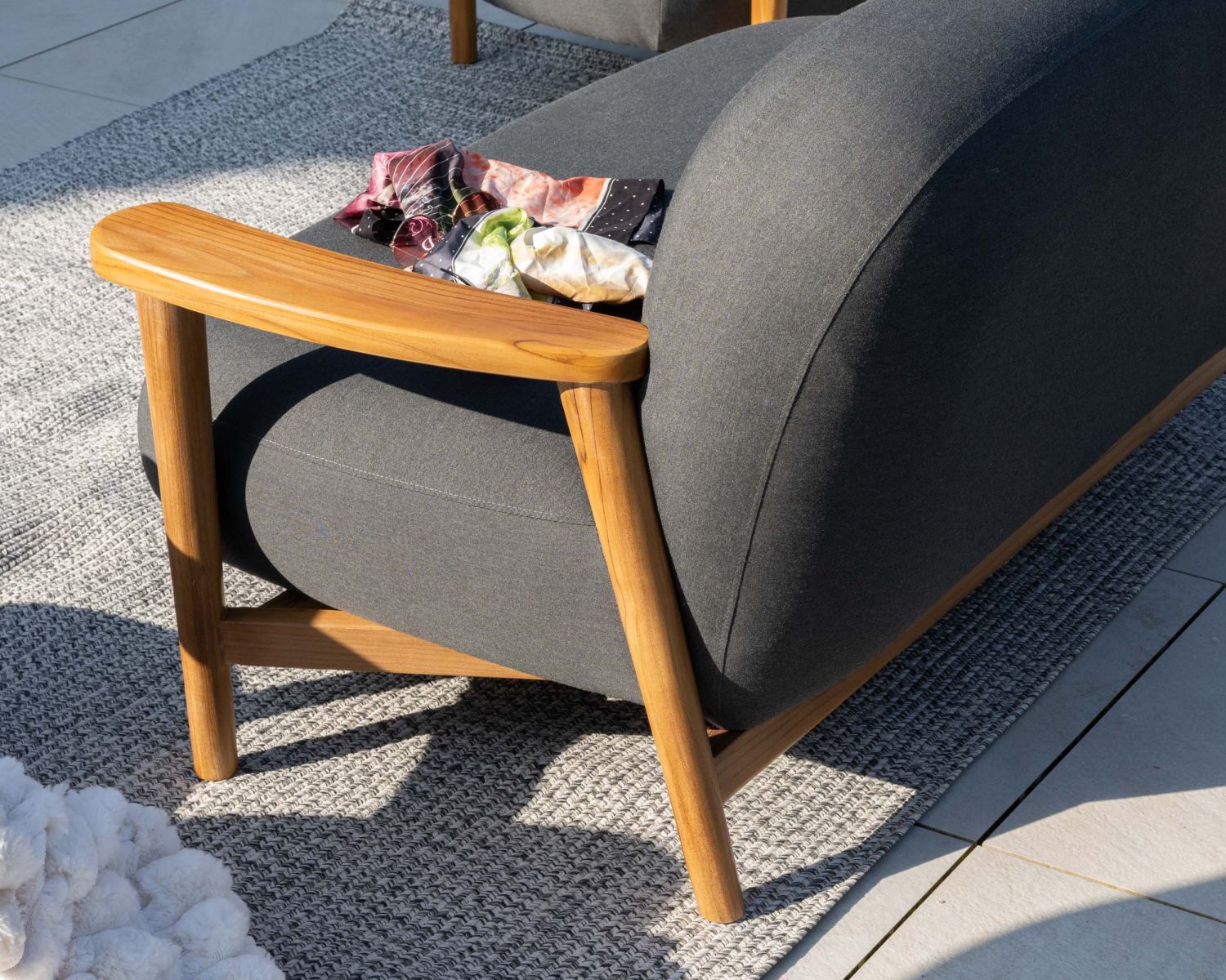 Ensemble canapé et fauteuil de jardin en tissu gris foncé "Aristochair"