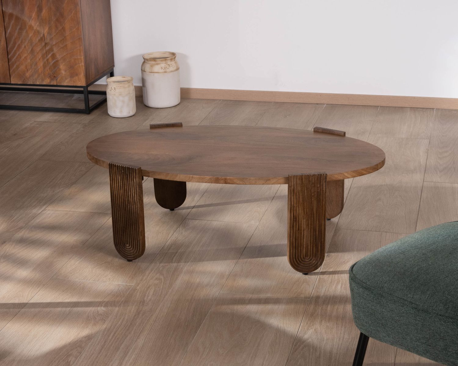 Table de salon ovale en manguier pieds cannelés "Loopie"
