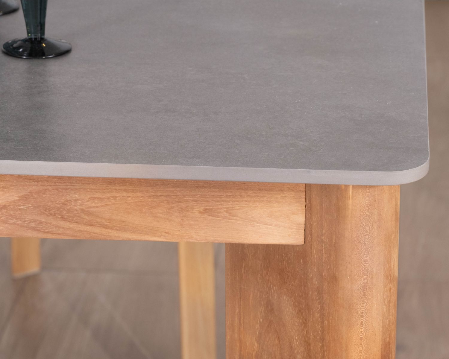 Table de repas 160 cm plateau céramique gris effet béton "Merik" en teck massif