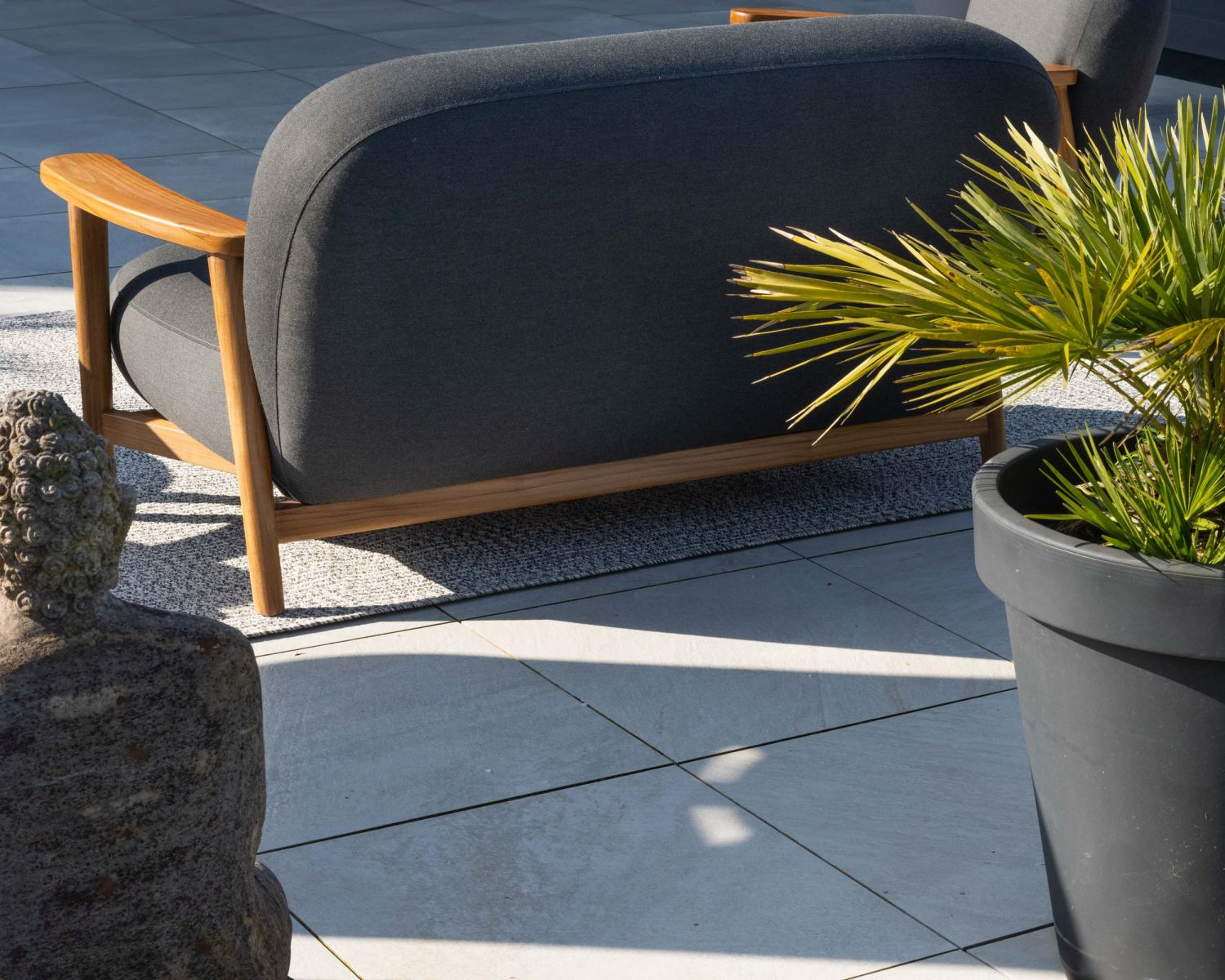 Ensemble canapé et fauteuil de jardin en tissu gris foncé "Aristochair"