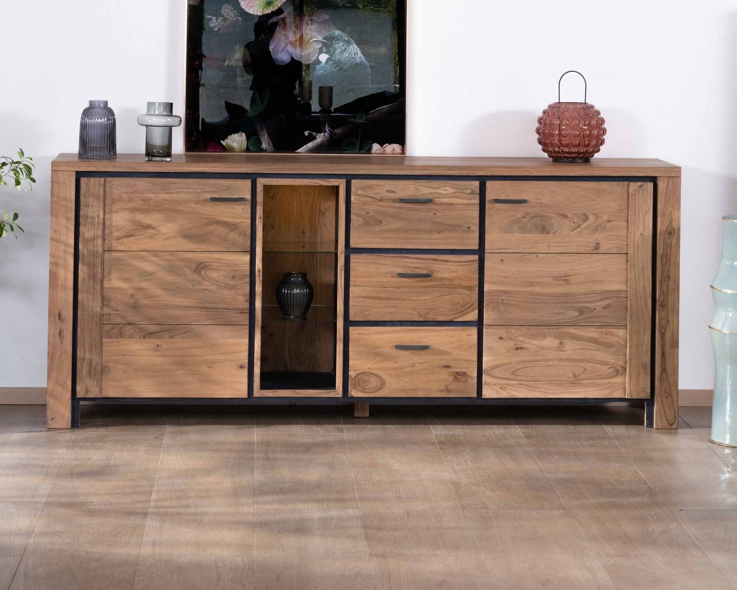 Grand buffet 215 cm acacia massif avec relief noirs, tiroirs et niche avec étagères vitrées "Fantaisie"