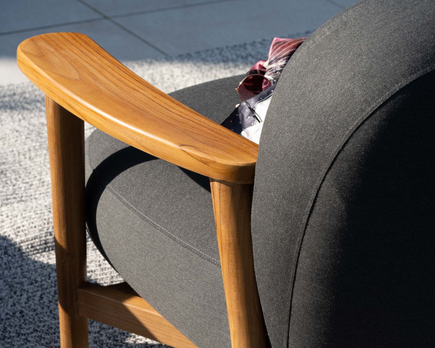 Ensemble canapé et fauteuil de jardin en tissu gris foncé "Aristochair"