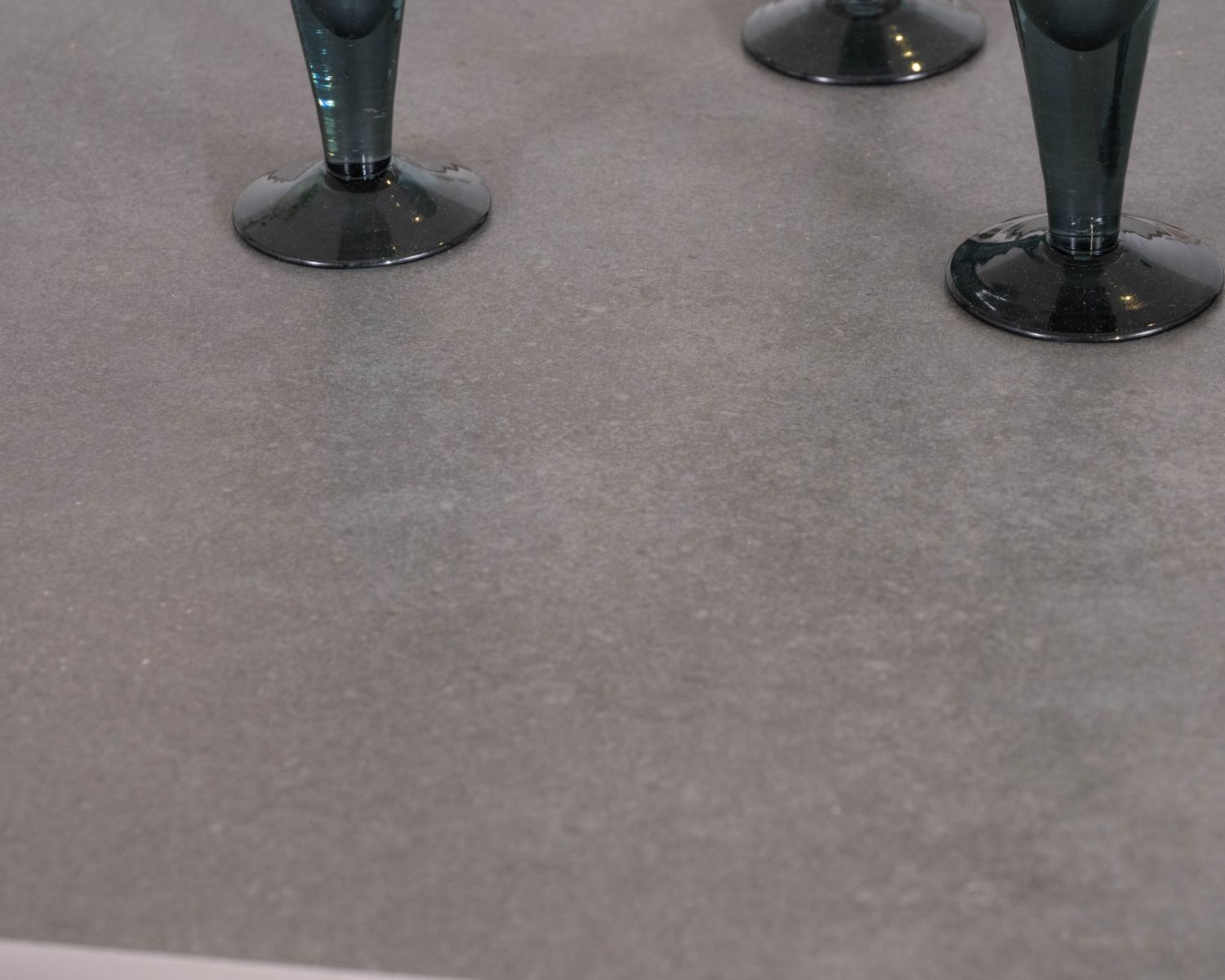 Table de repas 200 cm plateau céramique gris effet béton "Merik" en teck massif