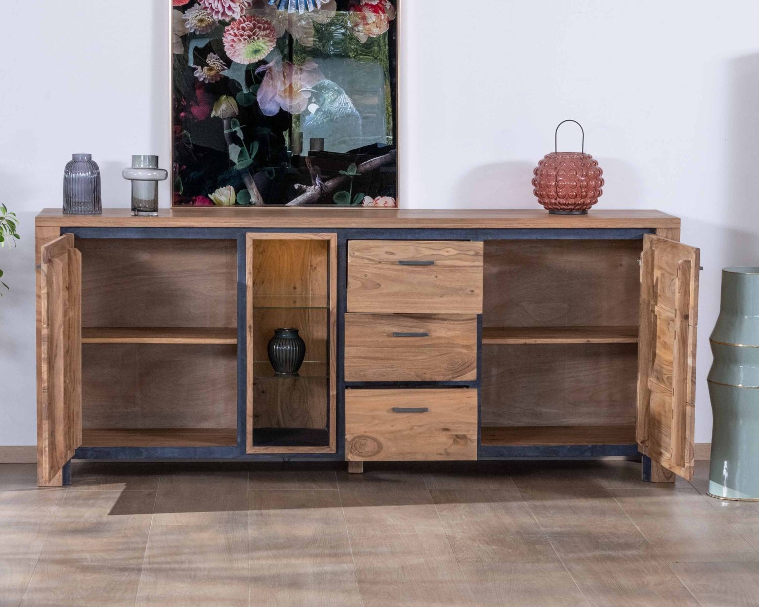 Grand buffet 215 cm acacia massif avec relief noirs, tiroirs et niche avec étagères vitrées "Fantaisie"