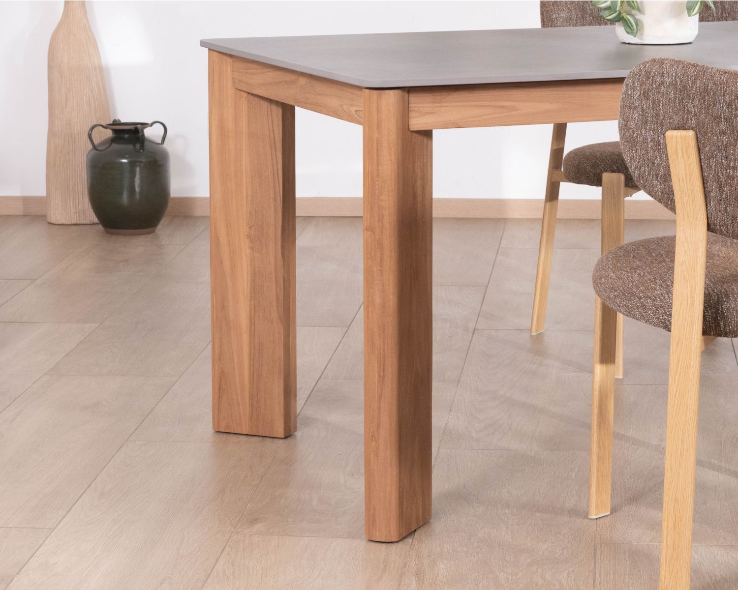 Table de repas 200 cm plateau céramique gris effet béton "Merik" en teck massif