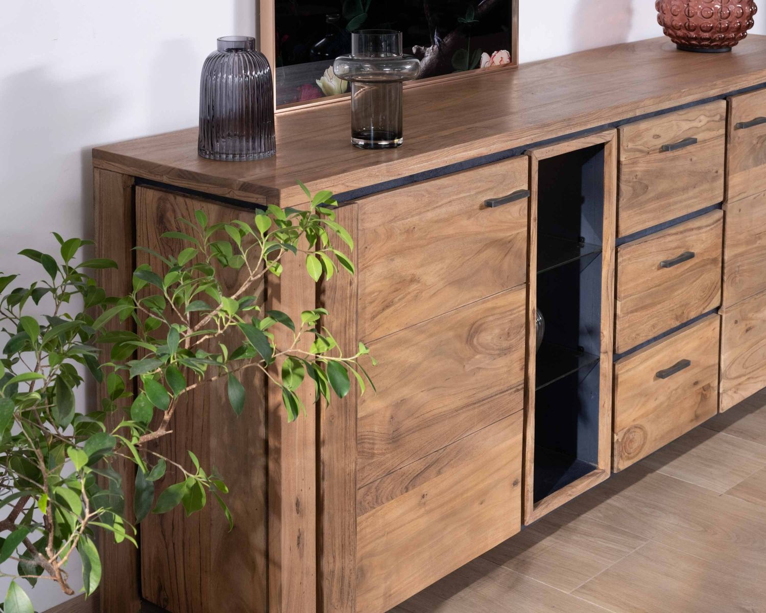 Grand buffet 215 cm acacia massif avec relief noirs, tiroirs et niche avec étagères vitrées "Fantaisie"