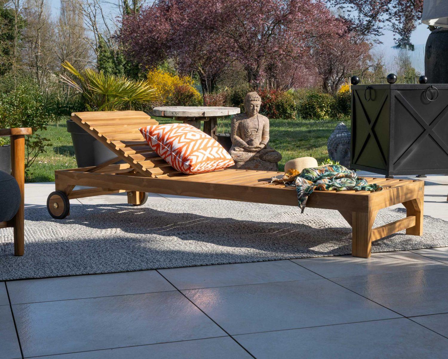 Bain de soleil 1 place en teck massif avec roulettes "Estiva"