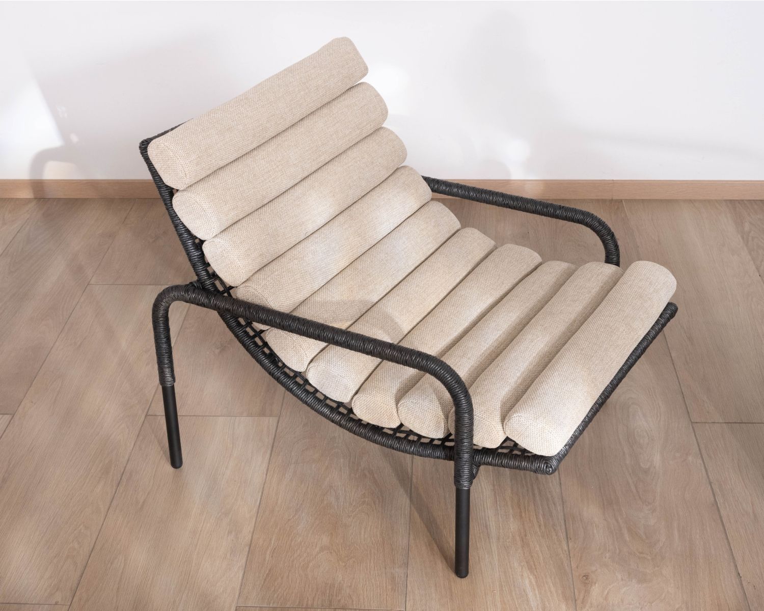 Fauteuil lounge esprit Riviera "Alizé" noir avec coussin matelassé écru