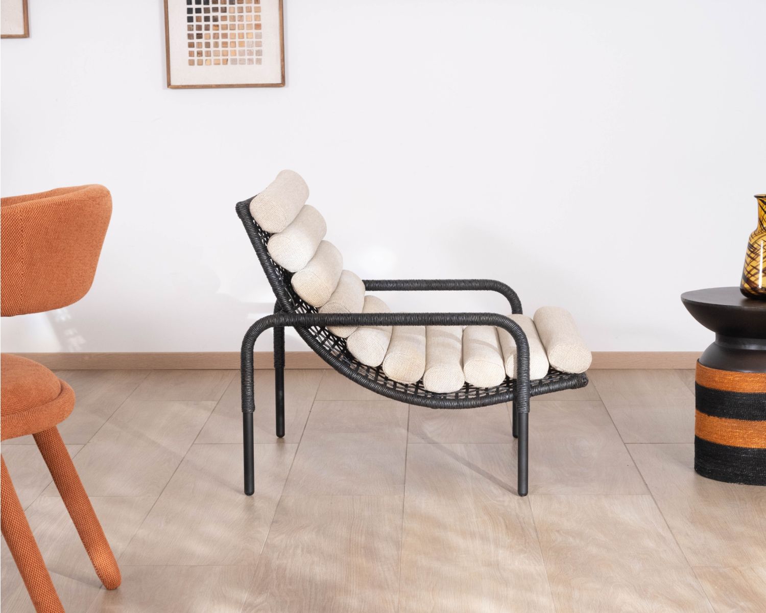 Fauteuil lounge esprit Riviera "Alizé" noir avec coussin matelassé écru