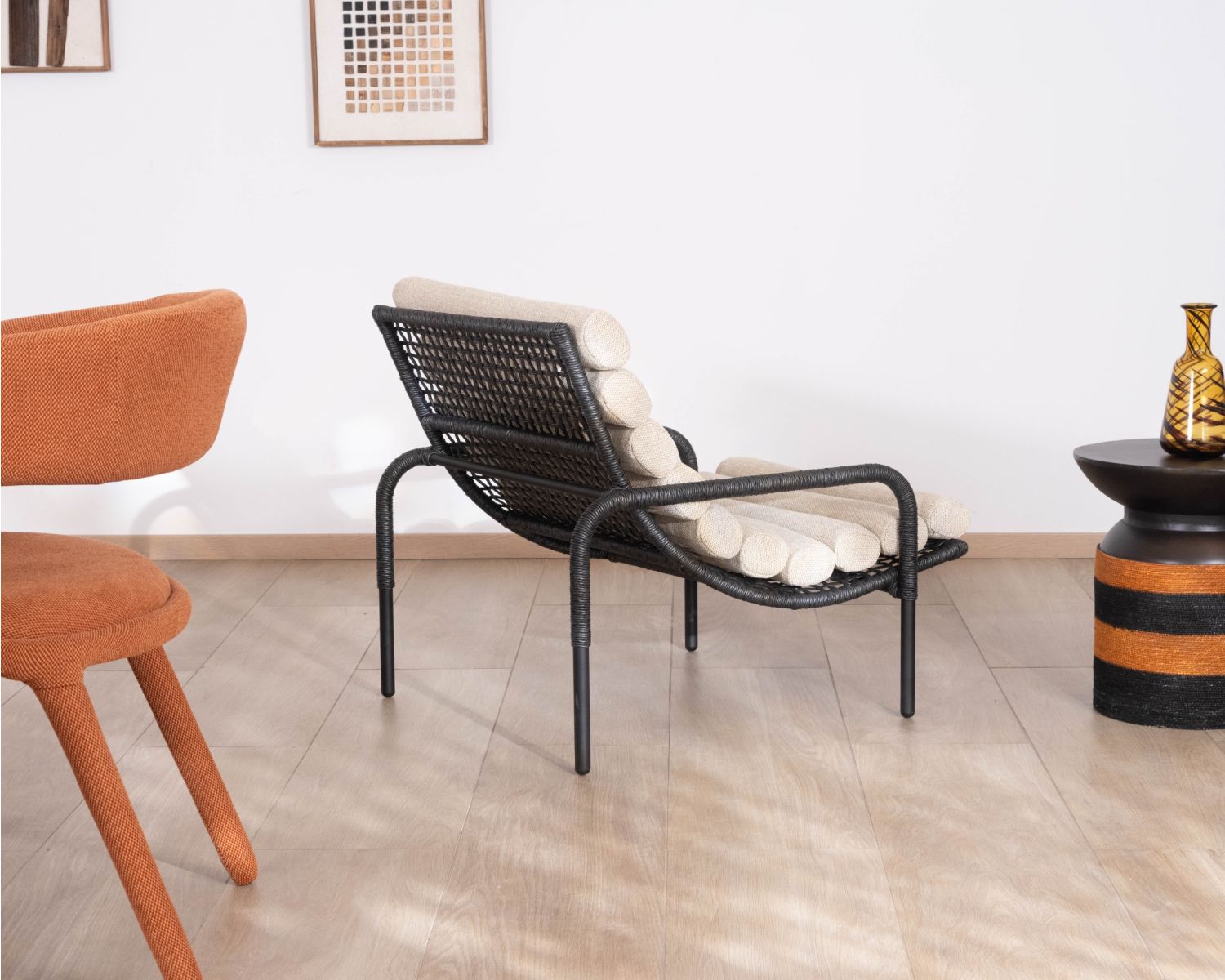 Fauteuil lounge esprit Riviera "Alizé" noir avec coussin matelassé écru