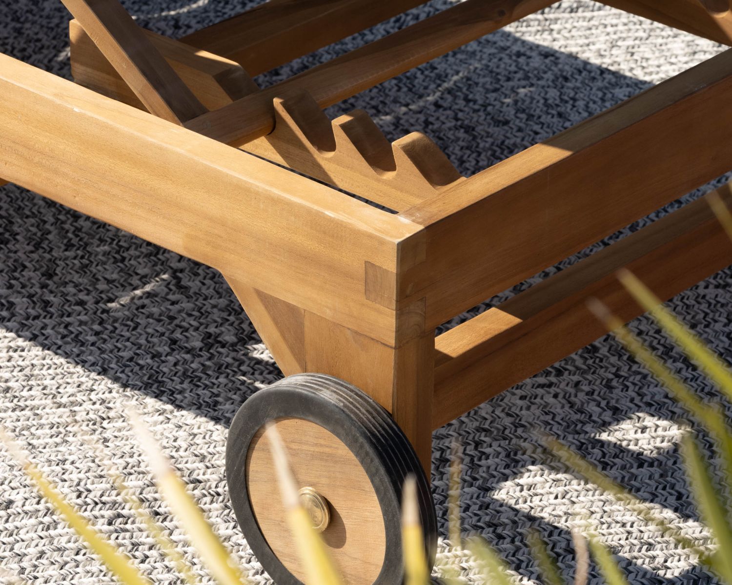 Bain de soleil 1 place en teck massif avec roulettes "Estiva"