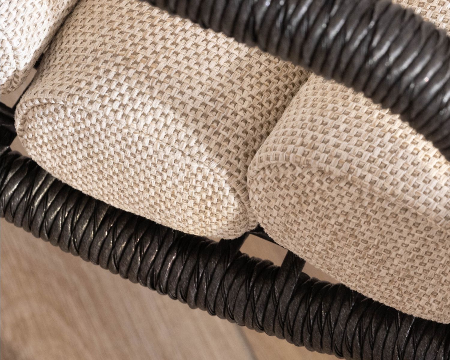 Fauteuil lounge esprit Riviera "Alizé" noir avec coussin matelassé écru