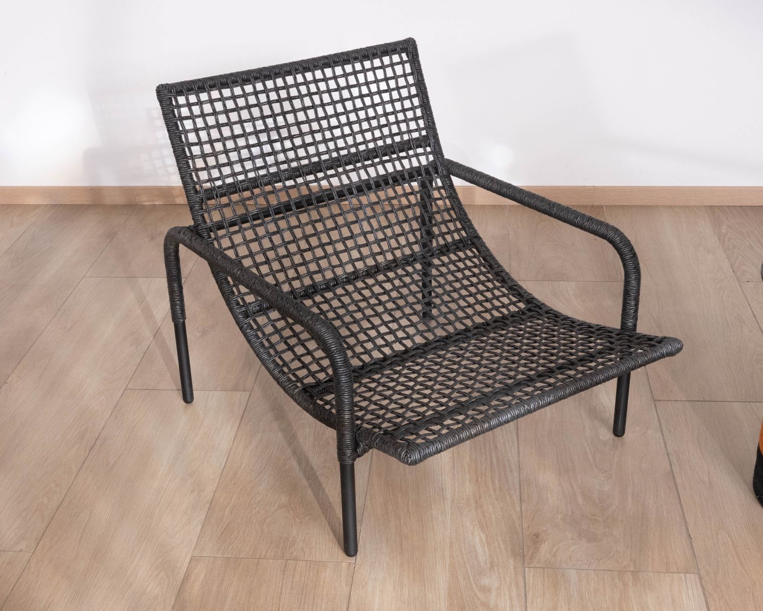 Fauteuil lounge esprit Riviera "Alizé" noir avec coussin matelassé écru