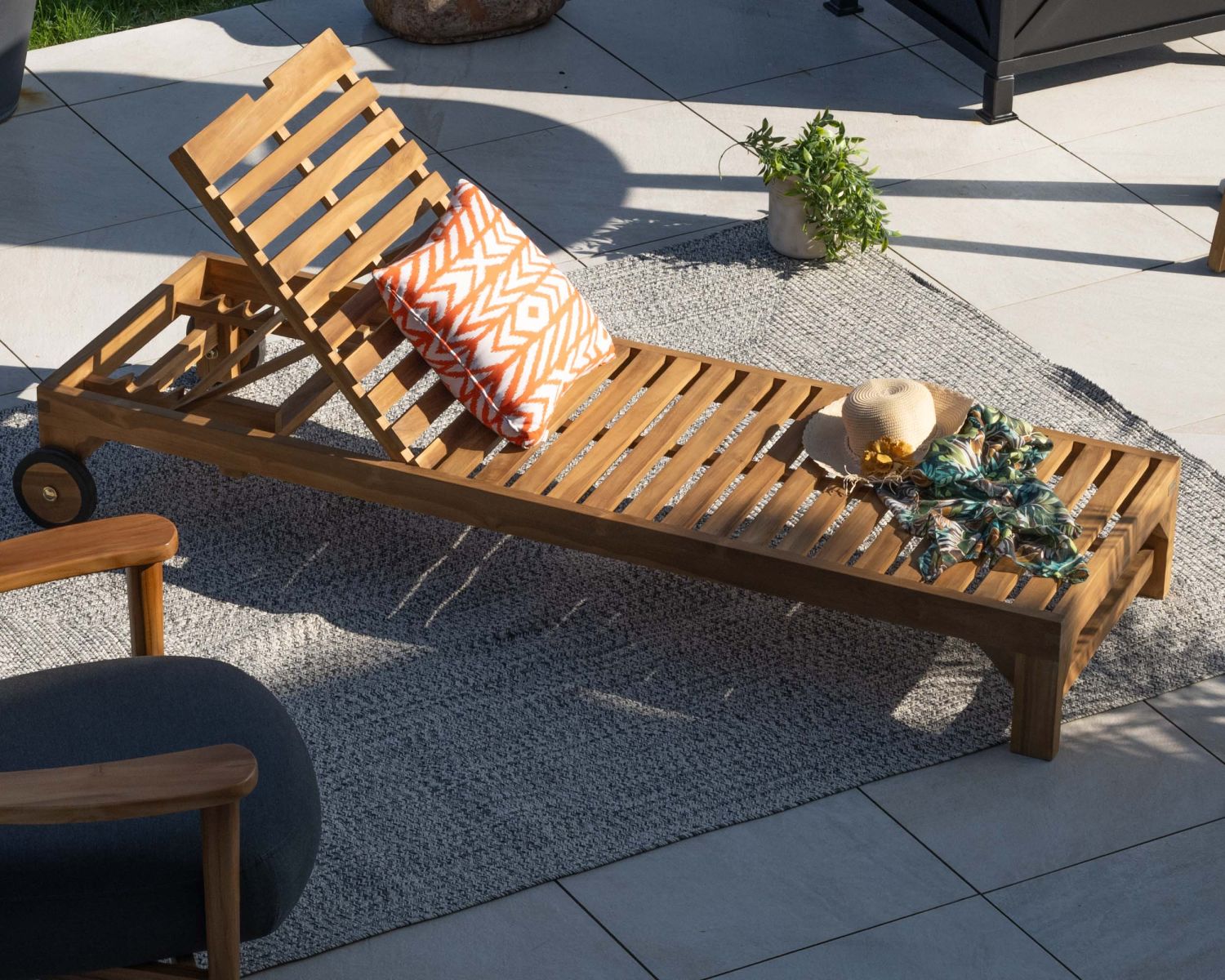 Bain de soleil 1 place en teck massif avec roulettes "Estiva"