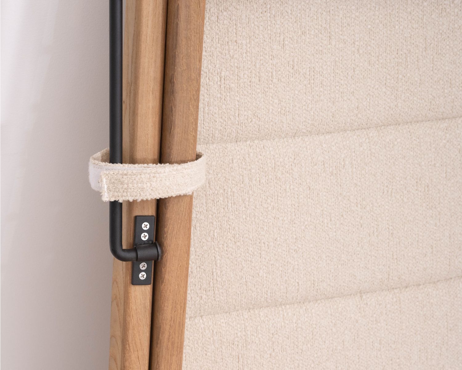 Chilienne matelassée en tissu bouclette écru et teck massif "Alizé" intérieur/extérieur
