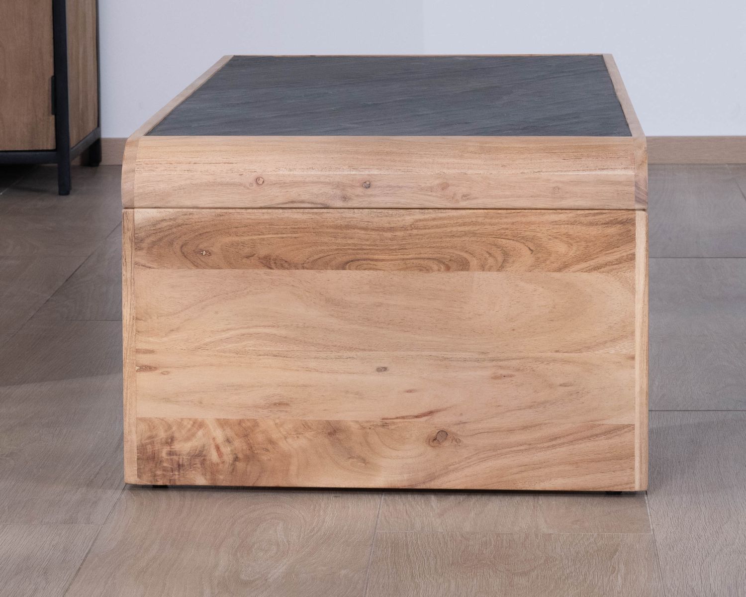 Table basse design retro avec plateau placage pierre "Pikto"