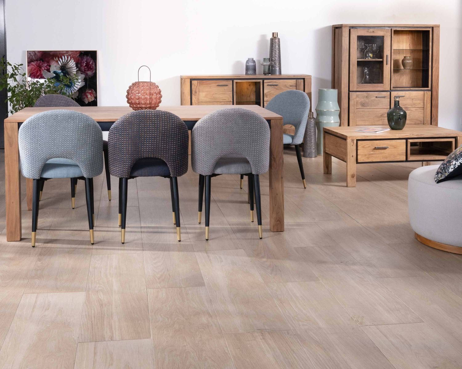 Vaisselier contemporain acacia massif relief noir 3 portes et niche avec étagères verres "Fantaisie"